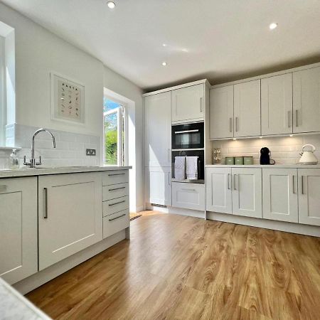 Family Home In Hampshire - Sleeps Up To 9 People With 3 Parking Spaces Уинчестър Екстериор снимка