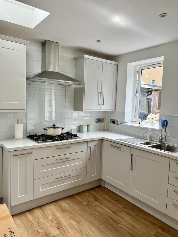Family Home In Hampshire - Sleeps Up To 9 People With 3 Parking Spaces Уинчестър Екстериор снимка