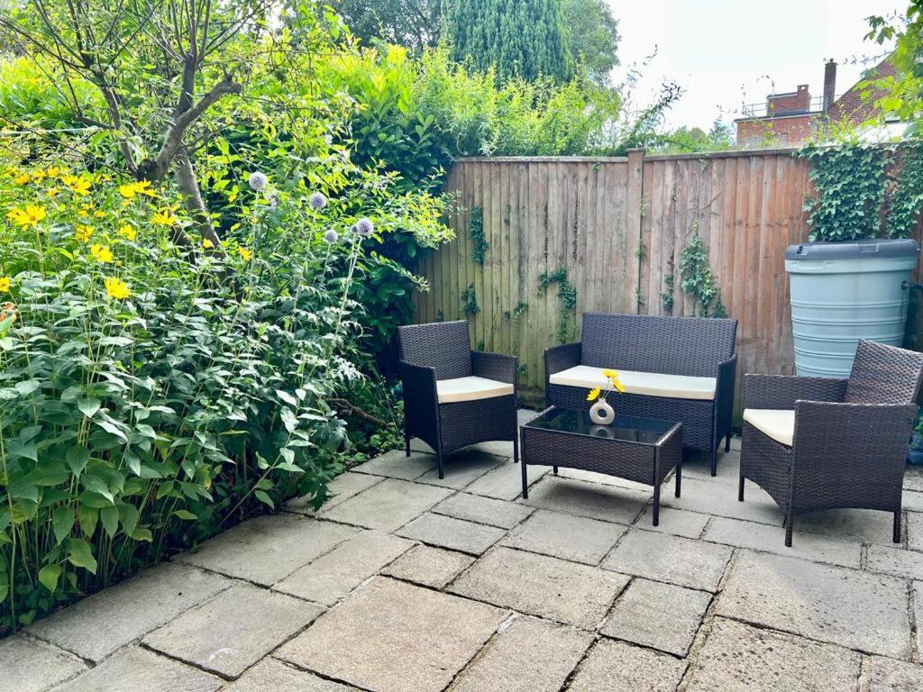 Family Home In Hampshire - Sleeps Up To 9 People With 3 Parking Spaces Уинчестър Екстериор снимка