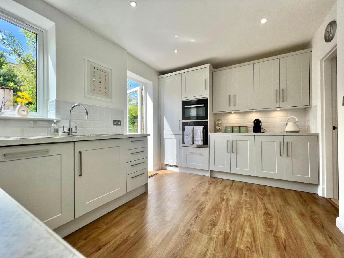 Family Home In Hampshire - Sleeps Up To 9 People With 3 Parking Spaces Уинчестър Екстериор снимка