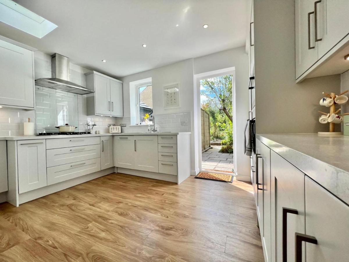 Family Home In Hampshire - Sleeps Up To 9 People With 3 Parking Spaces Уинчестър Екстериор снимка